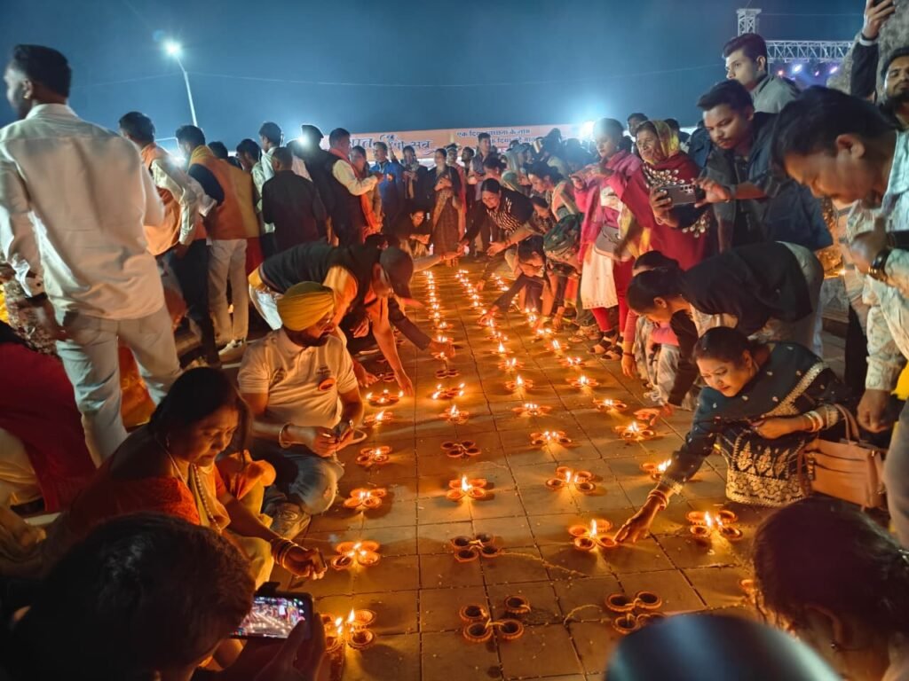 3 लाख दीयों से जगमगा उठा बस्तर का ऐतिहासिक दलपत सागर, ड्रोन से दिखा शानदार नजारा