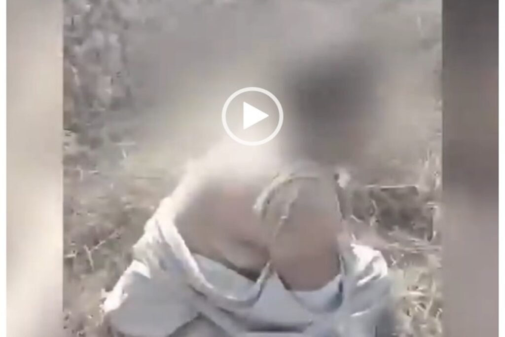 CG: महिला पुलिसकर्मी के कपड़े फाड़े, दौड़ा-दौड़ा कर पीटा, खौफनाक वीडियो आया सामने