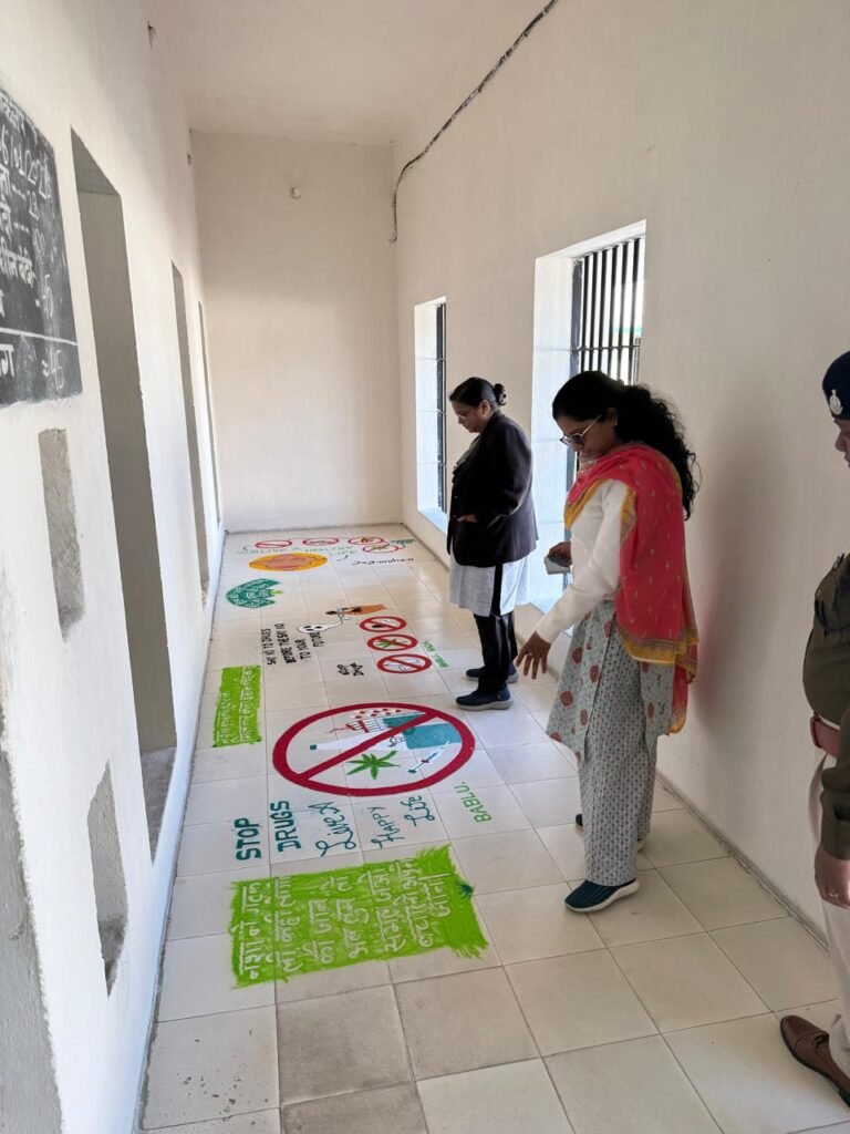नशा मुक्ति अभियान के तहत जिला जेल कोरबा व उपजेल कटघोरा में रंगोली के माध्यम से नशे से होने वाले दुष्प्रभावों के संबंध में दिया गया संदेश -‘’ नशा भविष्य का नाश करता है, सभी परिवार और समाज का सर्वनाश करता है, ‘’