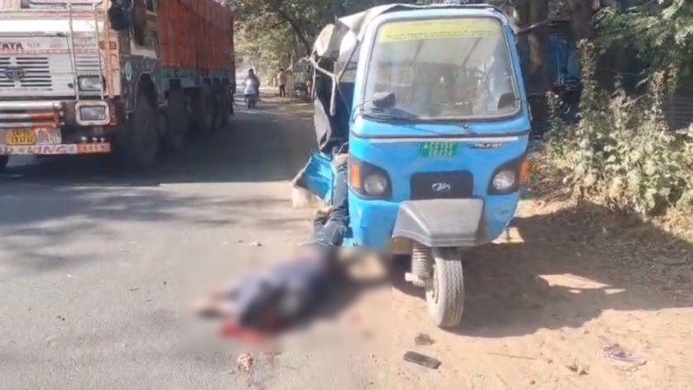 CG: ट्रक की टक्कर से ऑटो चालक की दर्दनाक मौत, एक पल की लापरवाही और उजड़ गया परिवार