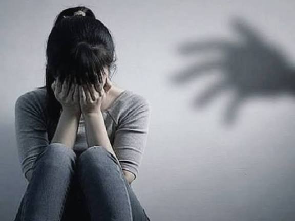 नाबालिक छात्रा को युवक ने बनाया हवस का शिकार, अश्लील वीडियो रिकॉर्ड कर करने लगा गंदी डिमांड, जानकर आपको भी आ जाएगी शर्म