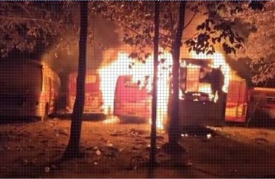 CG: बस स्टैंड की पार्किंग में खड़ी 5 बसें जलकर खाक, मचा हड़कंप