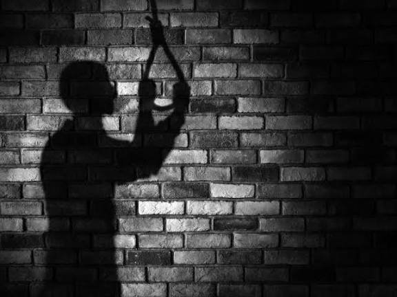 CG: 12वीं के छात्र ने लगाई फांसी, सुसाइड नोट में लिखा – शिक्षकों की प्रताड़ना से था परेशान