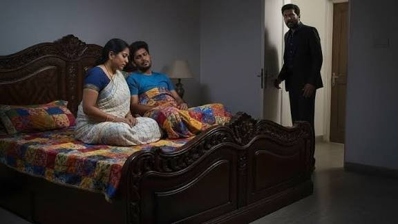 भोर में घर लौटा पति, बेडरूम का नज़ारा देख उड़ गए होश… पत्नी प्रेमी संग नग्न हालत में पकड़ी गई