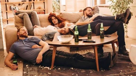 नए साल की पार्टी के बाद हो गया हैंगओवर, उतारने के लिए अपनाएं यें तरीके