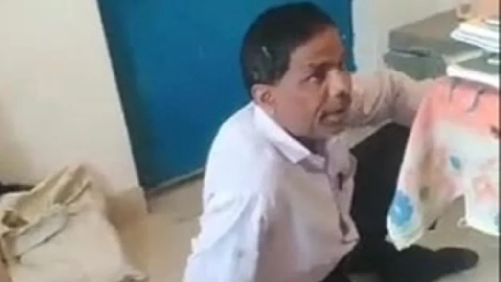 CG: नशे में स्कूल पहुंचा हेडमास्टर, कक्षा में खुद पढ़ते रहे बच्चे, ये है पूरा मामला