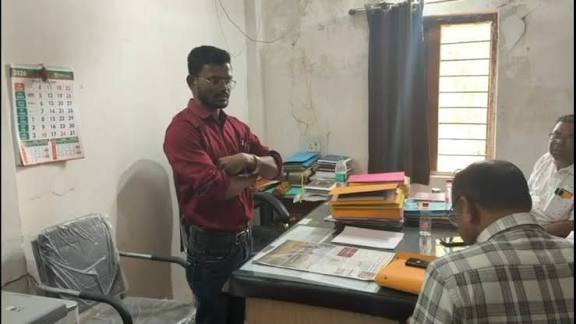 CG: BEO आफिस में छापा, घूस लेते बीईओ का बाबू गिरफ्तार, 40000 रुपये रिश्वत लेते ACB ने रंगे हाथों पकड़ा