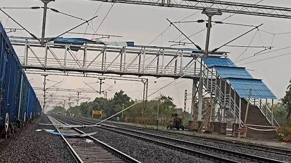 रील के चक्कर में बुझ गया घर का चिराग, मालगाड़ी के इंजन पर चढ़कर वीडियो बना रहा था छात्र