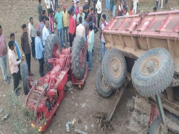 CG: तेज रफ्तार और ढलान बनी काल: कवर्धा में ट्रैक्टर पलटने से चालक की मौत, 5 मासूम घायल