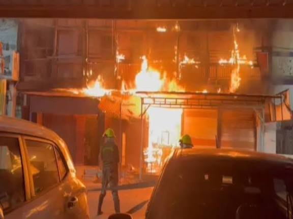 CG: ड्राय फ्रूट की दुकान में आग का तांडव, लाखों का माल जलकर खाक