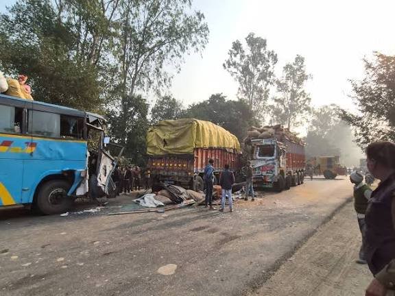 तीर्थयात्रियों की बस को 2 किलोमीटर तक घसीटता रहा ट्रक, चीखते रहे यात्री