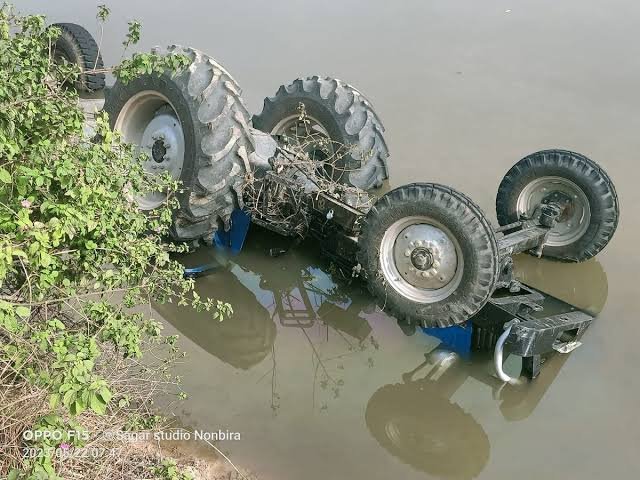 CG: रात के अंधेरे में तालाब में जा धसा ट्रैक्टर, चालक की हुई दर्दनाक मौत