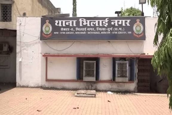 CG:- नकाबपोश शख्स ने किया परिवार पर जानलेवा हमला, घर में मच गया कोहराम