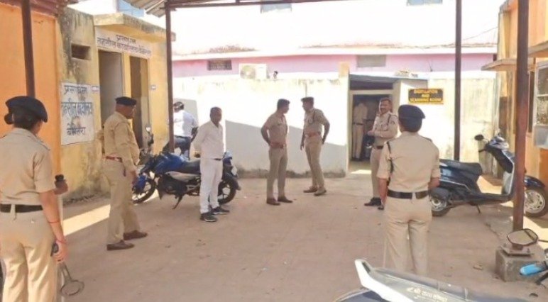 CG: इस जिला न्यायालय को बम से उड़ाने की धमकी, मचा हड़कंप, परिसर को कराया गया खाली