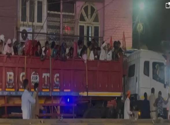 CG: पुलिस की बड़ी कार्यवाही…ट्रेलर में 200 से ज्यादा यात्रियों को भरकर ले जा रहा चालक गिरफ्तार