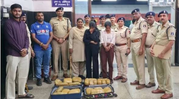 CG: वन्दे भारत के सेकंड एसी में हाईटेक गांजा तस्करी का खेल बेनकाब, 12 लाख रूपये के गांजे के साथ दो लड़कियां गिरफ्तार