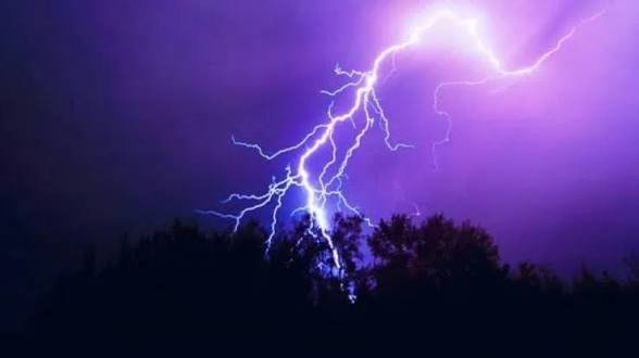 CG: ईंट भट्ठे में काम करने आए मजदूरों पर गिरी आकाशीय बिजली, एक की मौत, कई घायल