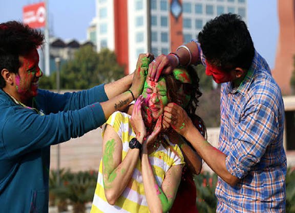 कानून सिखाएगा सबक, बुरा ना मानो नहीं चलेगा, होली पर जबरदस्ती रंग लगाया तो होंगी जेल