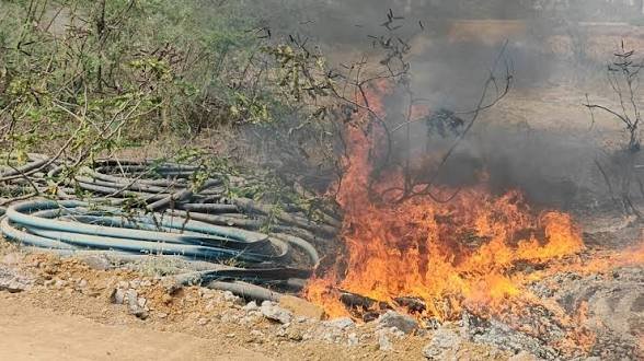 CG: खाली प्लॉट में रखे सिंचाई पाइपों में लगी भीषण आग, मचा हड़कंप