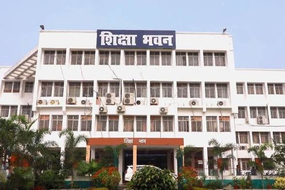 शिक्षिका को बदतमीजी पड़ गयी भारी, शिक्षक से दुर्व्यवहार मामले में गिरी गाज, जेडी ने सस्पेंशन आदेश किया जारी