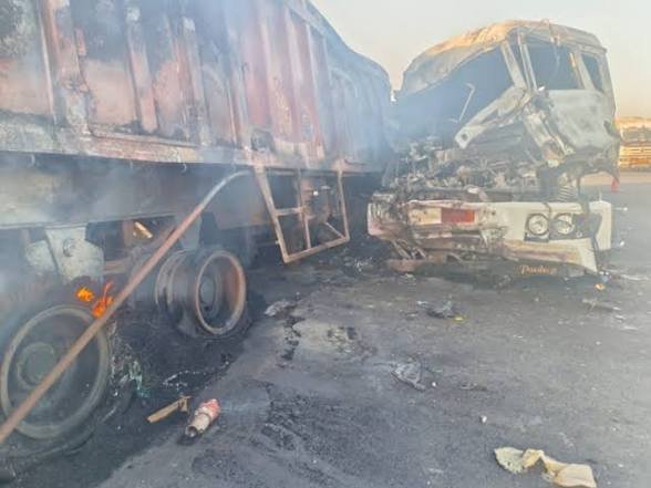 दो ट्रेलरों की आमने-सामने भिड़ंत, 3 लोगों की जिंदा जलकर मौत, 1 घायल