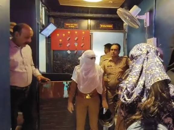 होटल में आधी रात छापा, अंदर का नज़ारा देख पुलिस भी रह गई दंग, रिसेप्शन पर मिली ‘रेट लिस्ट