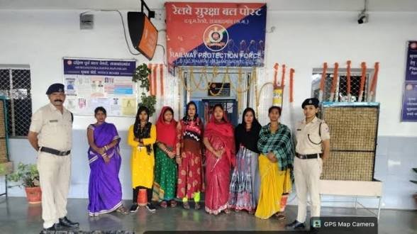 CG: ट्रेन में किन्नर बनकर यात्रियों से वसूली कर रही थीं महिलाएं, RPF ने 7 को दबोचा