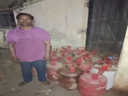 CG: गैस सिलेंडर का काला खेल बेनकाब, 16 सिलेंडर के साथ कारोबारी गिरफ्तार, ऐसे हुआ फर्दाफास