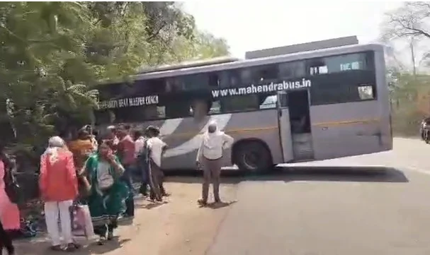 CG: बड़ा हादसा…यात्री बस पेड़ से टकरायी, मची चीख पुकार