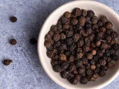 घर में बढ़ गई है नेगेटिव एनर्जी, काली मिर्च के ये वास्तु टिप्स तुरंत दिखाएंगे असर