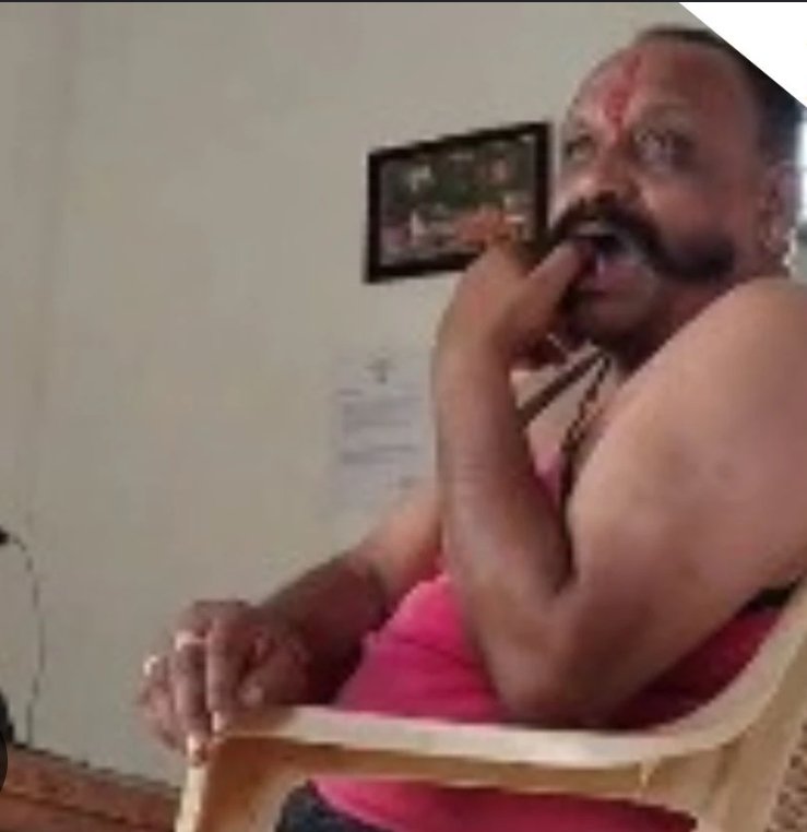ऑफिस में चड्डी-बनियान पहनकर बैठे नजर आए सोसायटी प्रबंधक, वायरल हुआ वीडियो तो बोले- चींटियां काट रही थी तो उतार दिए कपड़े