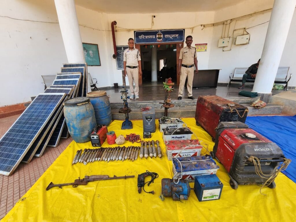 CG: सुरक्षाबलों की बड़ी कार्रवाई, जंगल में मिला माओवादियों का बंकर; भारी मात्रा में हथियार और विस्फोटक बरामद