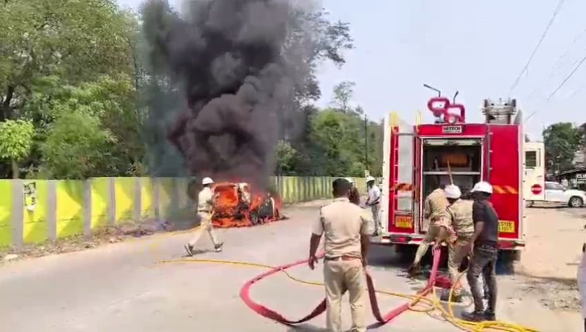 CG: द बर्निंग कार में फंसी जिंदगी, डॉक्टर समेत तीन ने कूदकर बचाई जान