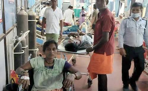 सामूहिक भोज बना काल, 17 ग्रामीण बीमार और एक महिला की मौत…