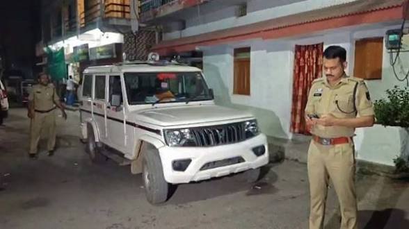 CG: एक और चाकूबाजी : नशेड़ी बाप बेटे ने तीन पड़ोसियों को मारा चाकू, दोनों गिरफ्तार