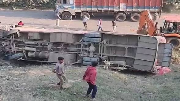 CG: यात्रियों से भरी बस पलटी, चीख-पुकार में बदला मंजर