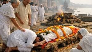 अंतिम संस्कार में क्यों पहने जाते हैं सफेद कपड़े? हिंदू धर्म में इस परंपरा के पीछे है गहरा आध्यात्मिक अर्थ
