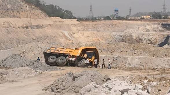 CG: एसईसीएल की खदानों में नहीं थम रहे हादसे, कुसमुंडा माइंस में 150 फीट गहरी खाई में गिरा डंफर…ऑपरेटर की मौत