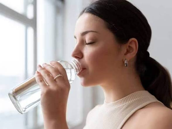 सुबह उठते ही खाली पेट पानी पीना सेहत के लिए कैसे है फायदेमंद? जानिए क्या कहते हैं विशेषज्ञ
