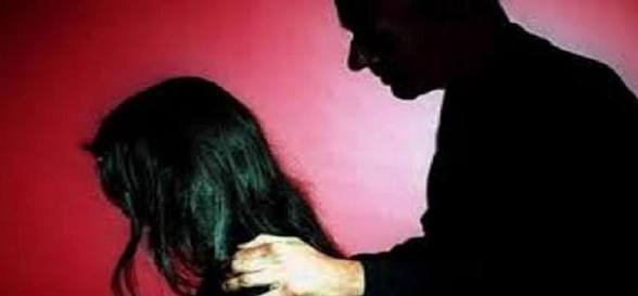 CG: प्रेमिका के साथ संबंध बनाकर प्रेमी ने गांव में दिखाया वीडियो, गलत इशारे कर ब्लैकमेल करने लगे ग्रामीण