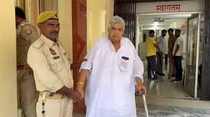 पूरा नहीं चाहिए, ऊपर से ही काम हो जाएगा’ कॉलेज के 70 वर्षीय मैनेजर की ‘डर्टी डिमांड’ सुनकर रह जाएंगे दंग, जॉइनिंग के बदले मांग ली