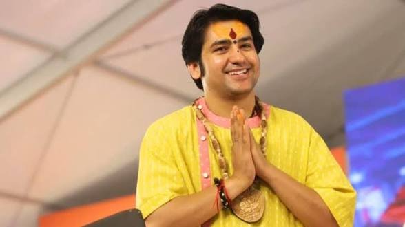 धीरेंद्र शास्त्री के छोटे भाई ने गांव में की फायरिंग, ग्रामीणों से की मारपीट, बागेश्वर धाम सरकार ने भाई से पहले ही तोड़ दिए थे अपने रिश्ते
