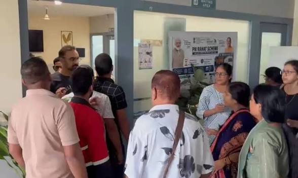16 साल बाद घर में गूंजी किलकारियां…एक साथ दो खुशियां आयी…लेकिन फिर, एक की हो गयी मौत, परिजनों ने डाक्टरों पर लापरवाही का आरोप लगा किया हंगामा