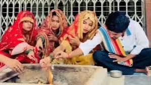 तीन सगी बहनों ने एक ही युवक से रचाई शादी, एक दुल्हन तो 12 कक्षा की छात्रा, वीडियो हुआ वायरल तो कहा- राजा दशरथ की भी तो 3 रानियां थीं