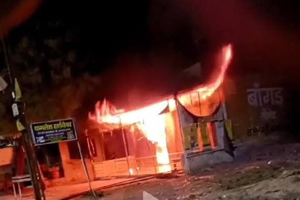 CG: बार और हार्डवेयर की दुकान में भीषण आग, 13 फायर ब्रिगेड की गाड़ियां पहुंची