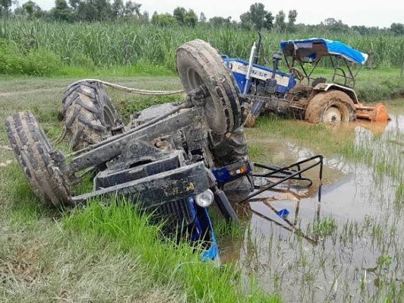 CG: दर्दनाक हादसा…खेत में फंसे ट्रैक्टर को निकालने के दौरान पलटा ट्रैक्टर, चालक की मौत