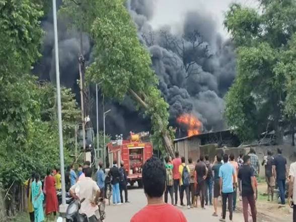 CG: ब्रेकिंग न्यूज़…कोल पिच कार्बन फैक्ट्री में आग लगी, मौके पर पहुंची दमकल की गाड़ियां