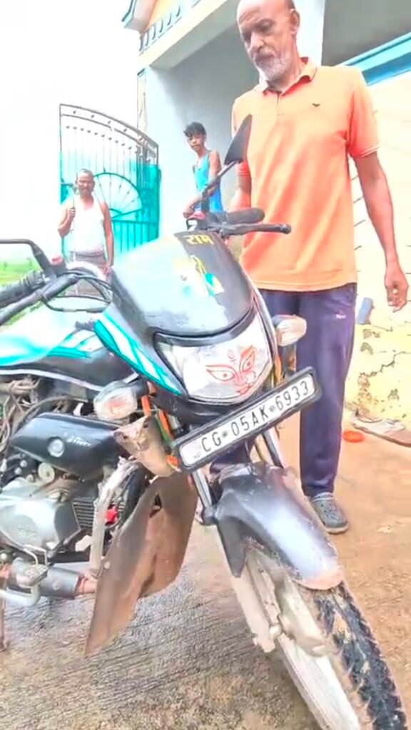 CG: बाइक के अंदर छिपा मिला साढ़े चार फीट लंबा कोबरा, रेस्क्यू के दौरान जुटी लोगों की भीड़