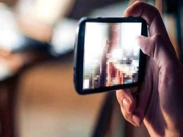 डॉक्टर पति ने बनाया पत्नी का न्यूड वीडियो… रोज बेहोश करके अश्लील वीडियो करता था रिकॉर्ड, फिर जो हुआ जान रह जायेंगे हैरान