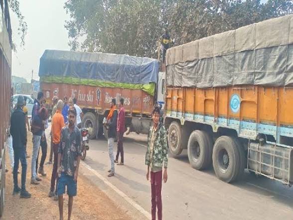 CG: RTO कर्मचारी की बत्तीमीजी से भड़के ट्रक चालक, नेशनल हाईवे-30 किया जाम